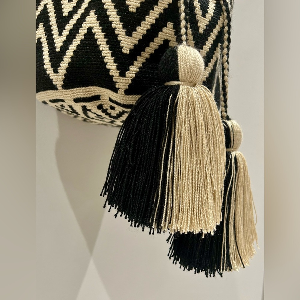 Elegant Black and Cream Chevron Crossbody Bag - Picture 4 of 12
